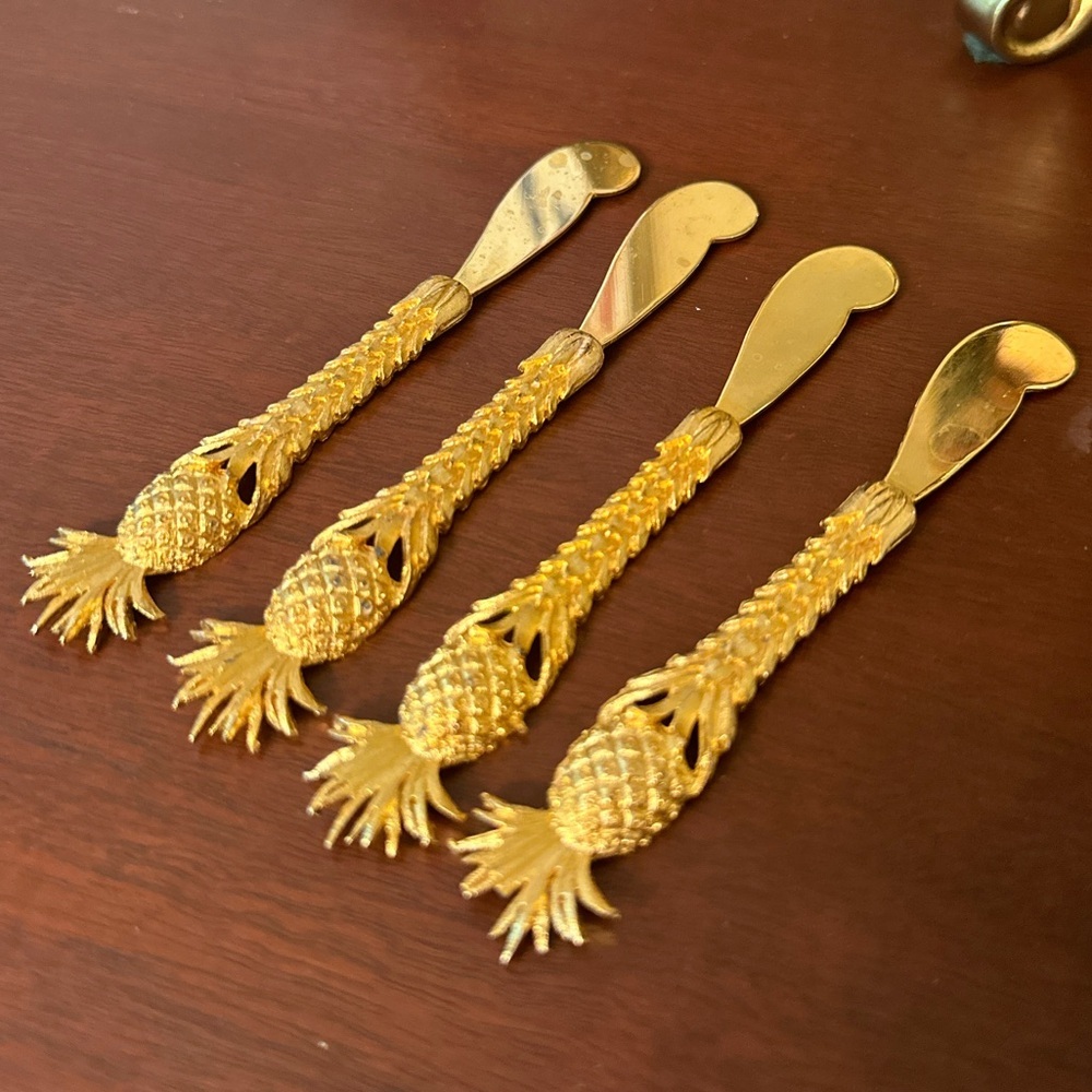 Set of 4 hors d’oeuvres/cheese knives, pineapple design